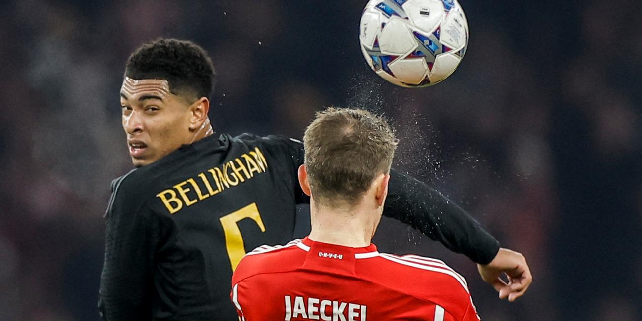 Real Madrids Jude Bellingham im Kopfballduell mit Paul Jaeckel