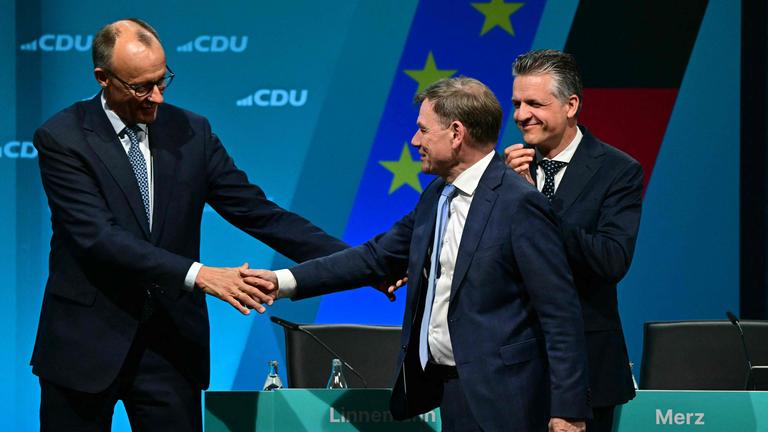 Johann Wadephul schüttelt CDU-Vorsitzendem Friedrich Merz die Hand.