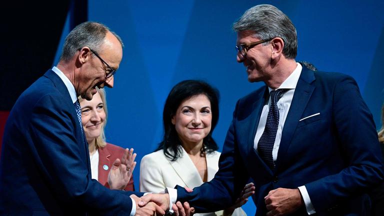 CDU-Chef Friedrich Merz schüttelt Wolfram Weimer, dem designierten Bundesminister für Kultur und Medien, während der Bundesvorstandssitzung der CDU die Hand.