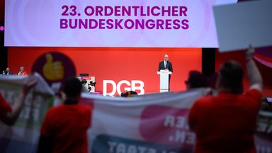 Berlin: Bundeskanzler Friedrich Merz (CDU) spricht beim 23. Ordentlichen Bundeskongress des Deutschen Gewerkschaftsbundes (DGB) im Estrel Congress Center. 