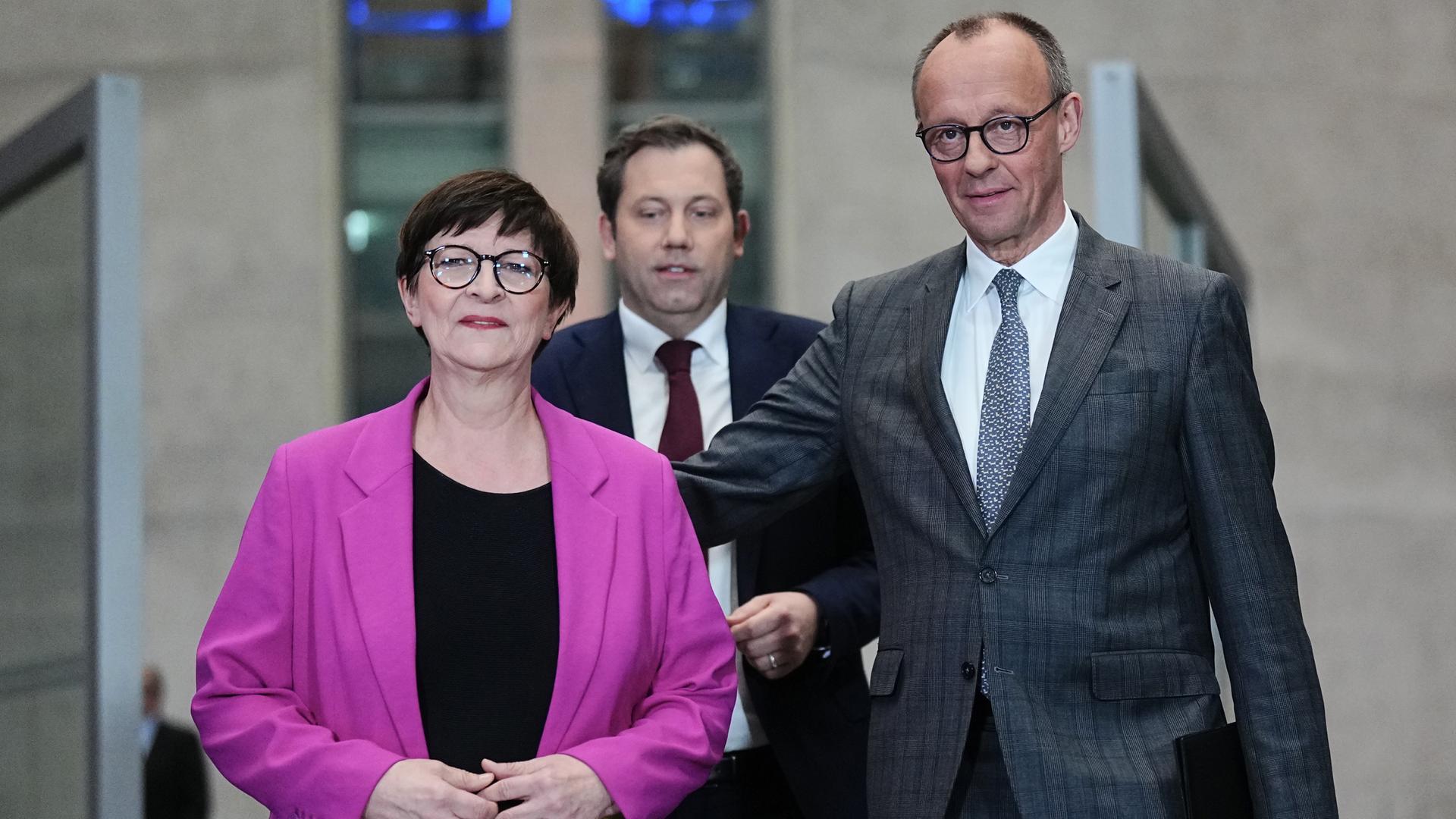 Berlin: Saskia Esken, Lars Klingbeil und Friedrich Merz kommen zu einer Pressekonferenz über die Sondierungsgespräche zwischen der Union und der SPD.