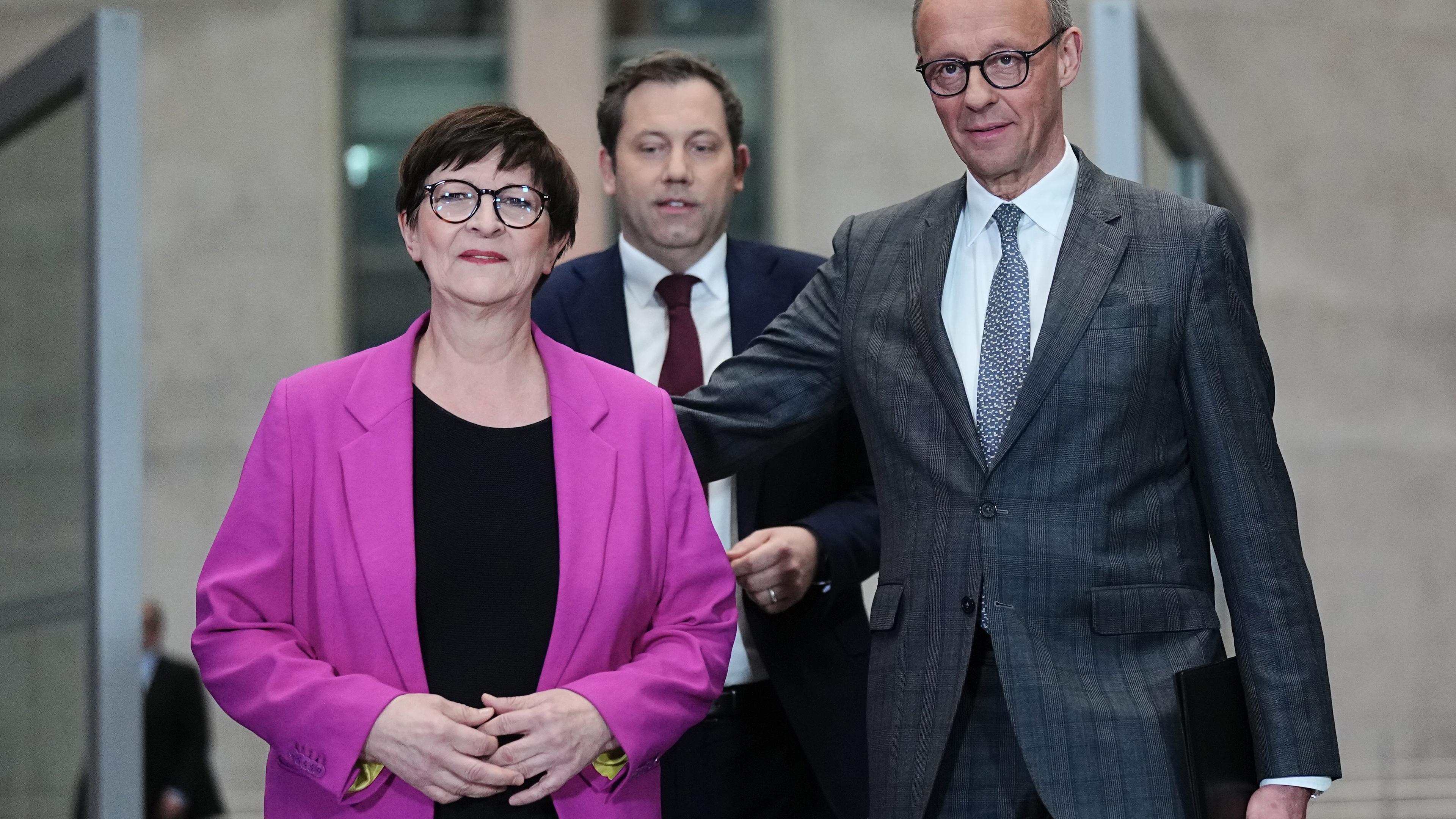 Berlin: Saskia Esken, Lars Klingbeil und Friedrich Merz kommen zu einer Pressekonferenz über die Sondierungsgespräche zwischen der Union und der SPD.