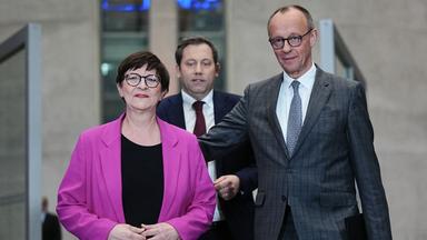 Berlin: Saskia Esken, Lars Klingbeil und Friedrich Merz kommen zu einer Pressekonferenz über die Sondierungsgespräche zwischen der Union und der SPD.
