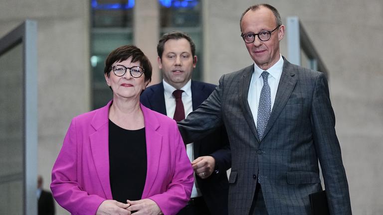 Berlin: Saskia Esken, Lars Klingbeil und Friedrich Merz kommen zu einer Pressekonferenz über die Sondierungsgespräche zwischen der Union und der SPD.