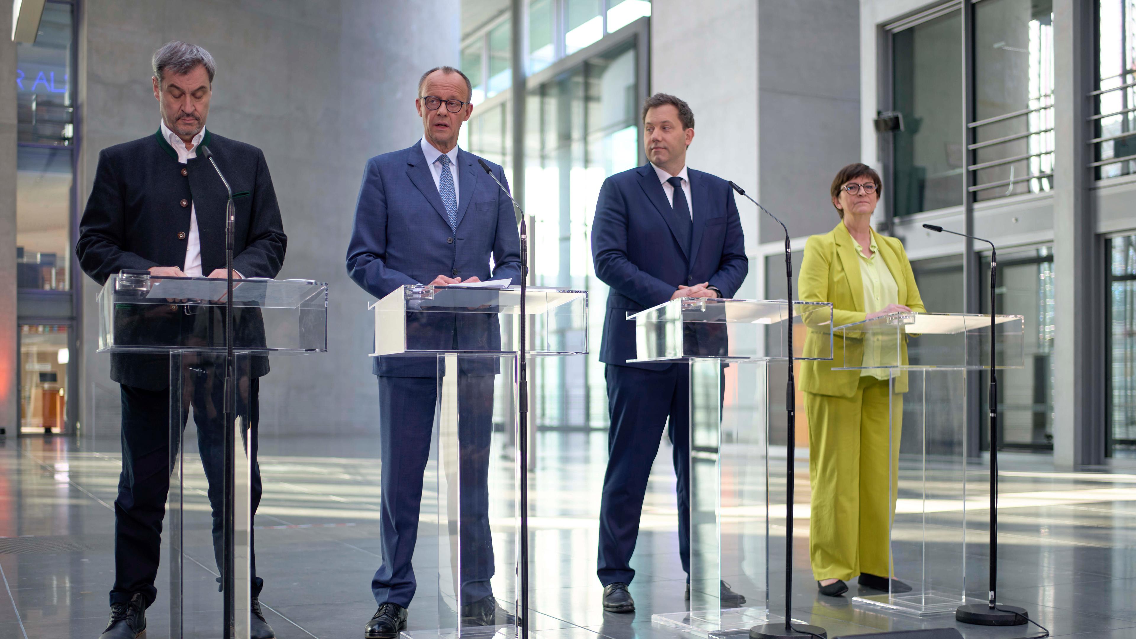 Markus Söder, Friedrich Merz, Lars Klingbeil und Saskia Esken bei der Pressekonferenz nach den Sondierungen in Berlin.