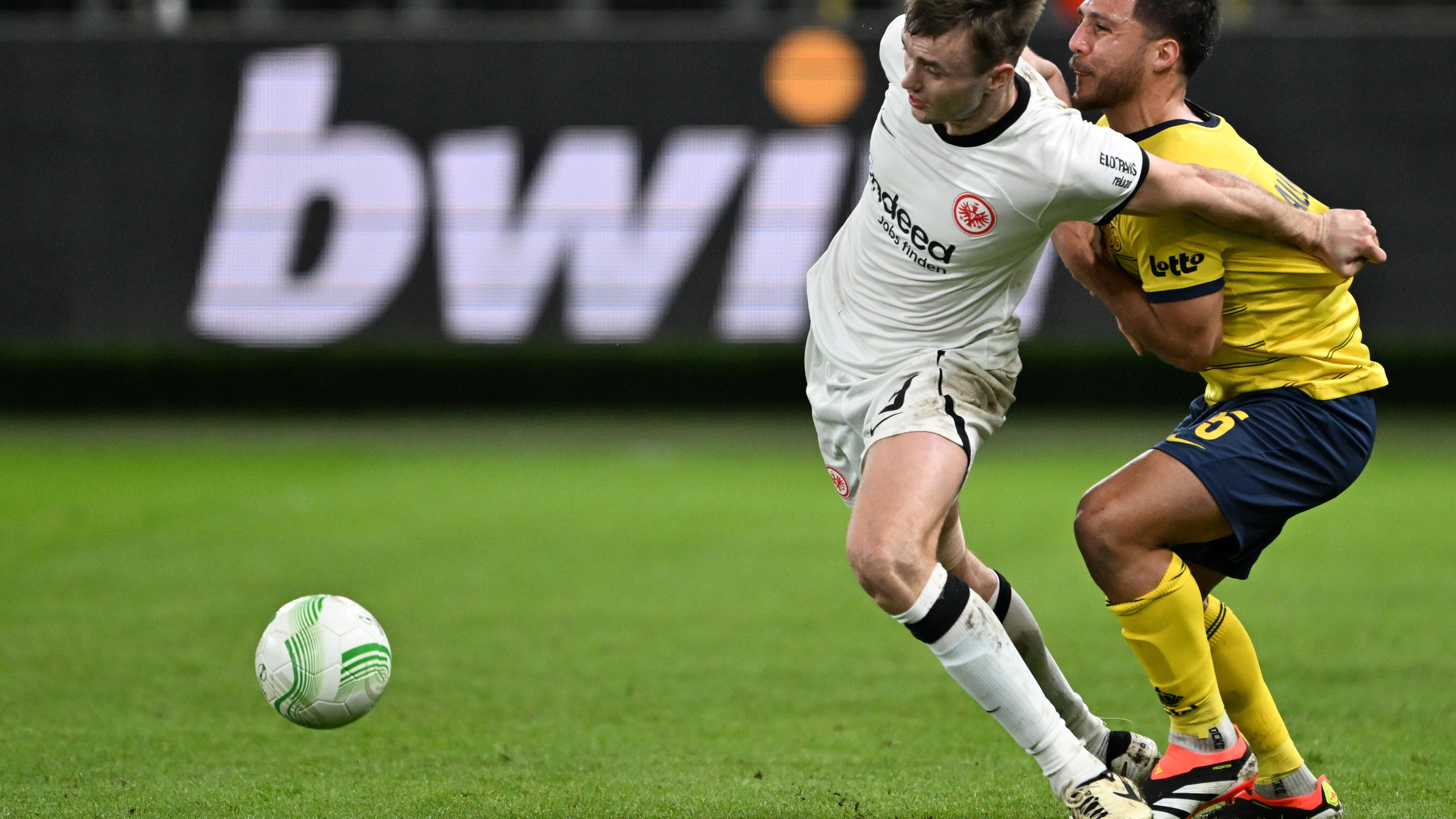  Frankfurts Sasa Kalajdzic (l) und Unions Kevin Mac Allister kämpfen um den Ball. 