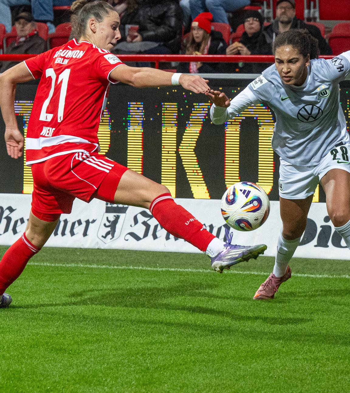 Fußball, Frauen-Bundesliga, 1. FC Union Berlin - VfL Wolfsburg: Anna Weiß (1. FC Union) im Zweikampf mit Cora Zicai (Wolfsburg).