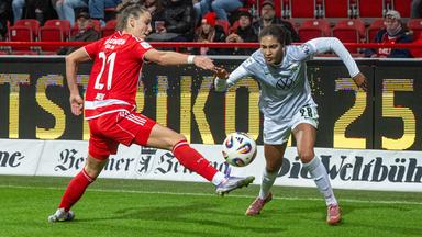 Fußball, Frauen-Bundesliga, 1. FC Union Berlin - VfL Wolfsburg: Anna Weiß (1. FC Union) im Zweikampf mit Cora Zicai (Wolfsburg).