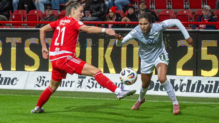 Fußball, Frauen-Bundesliga, 1. FC Union Berlin - VfL Wolfsburg: Anna Weiß (1. FC Union) im Zweikampf mit Cora Zicai (Wolfsburg).
