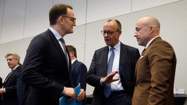Bundeskanzler Friedrich Merz spricht mit dem CDU-Fraktionsvorsitzenden Jens Spahn (L) und Alexander Hoffmann (R), Fraktionsvorsitzenden der CSU