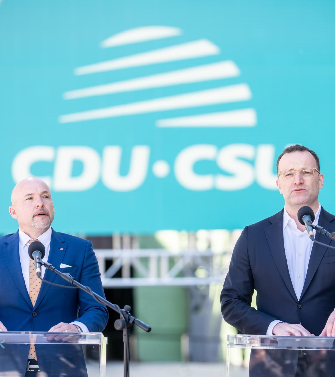 Jens Spahn (CDU), CDUCSU Fraktionsvorsitzender im Bundestag, spricht neben Alexander Hoffmann, CSU Landesgruppenvorsitzender im Bundestag, bei der Pressekonferenz nach der Klausur des Vorstands der CDU/CSU-Bundestagsfraktion. 