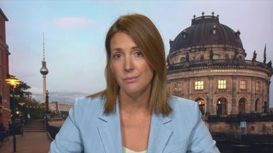 Eine Frau und as Parlament im Hintergrund 