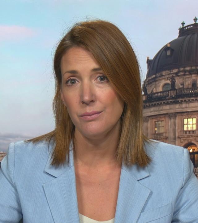 Eine Frau und as Parlament im Hintergrund 