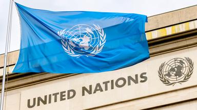 Die Flagge der Vereinten Nationen (UN) weht auf der Allee des Nations am europäischen Hauptsitz der Vereinten Nationen.