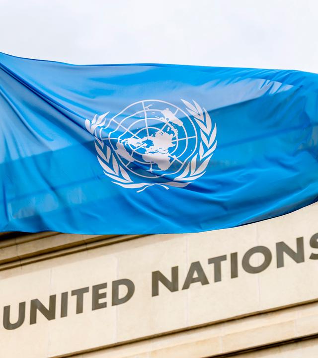 Die Flagge der Vereinten Nationen (UN) weht auf der Allee des Nations am europäischen Hauptsitz der Vereinten Nationen.