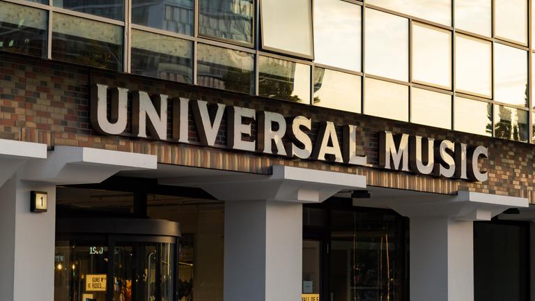 Universal Music steht auf der Hausfassade des Gebäudes von Universal Music Deutschland in Berlin. (Archiv)