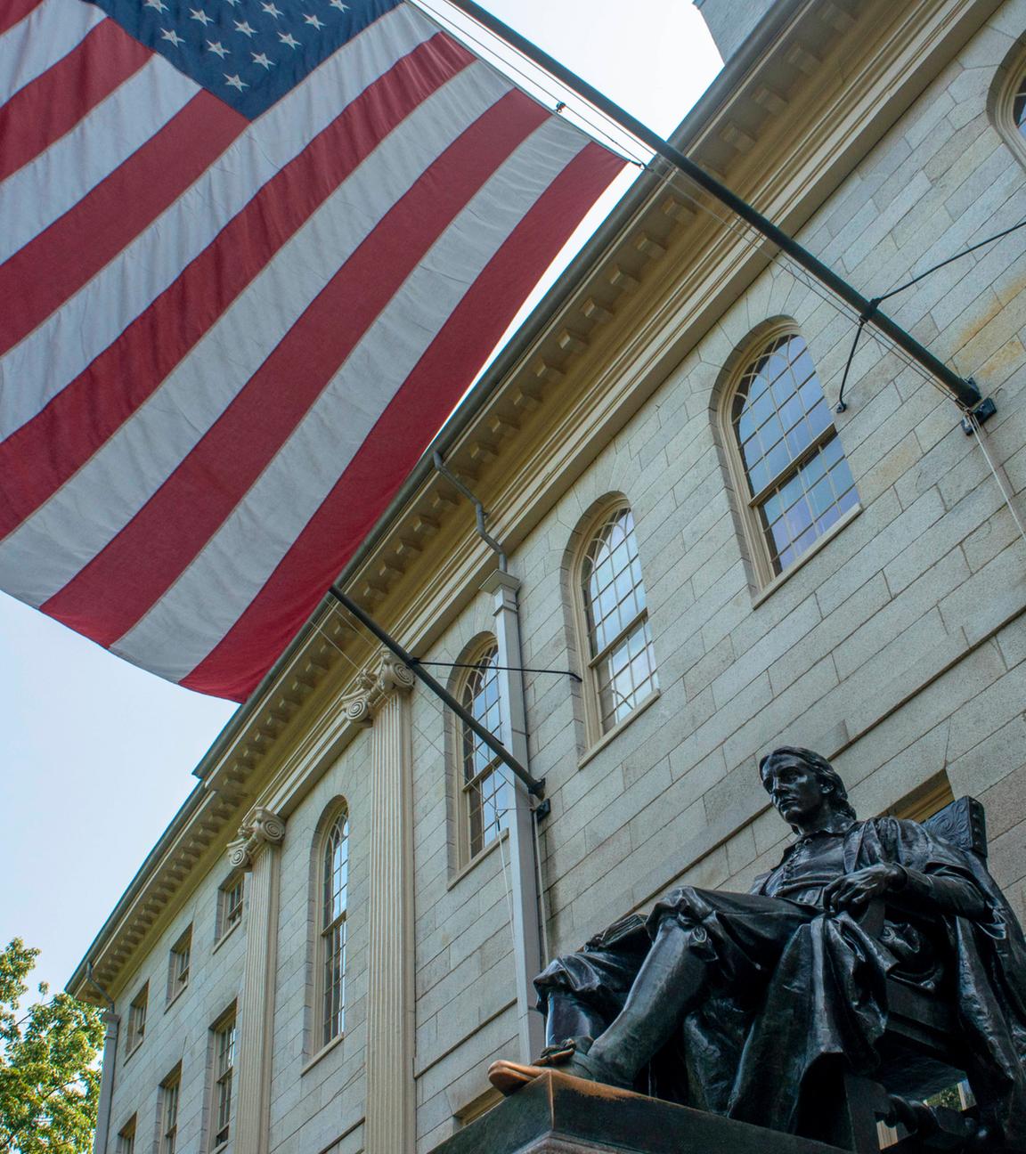 Symbolbild: John Harvard-Statue von Daniel Chester French auf dem Campus der Harvard Universität