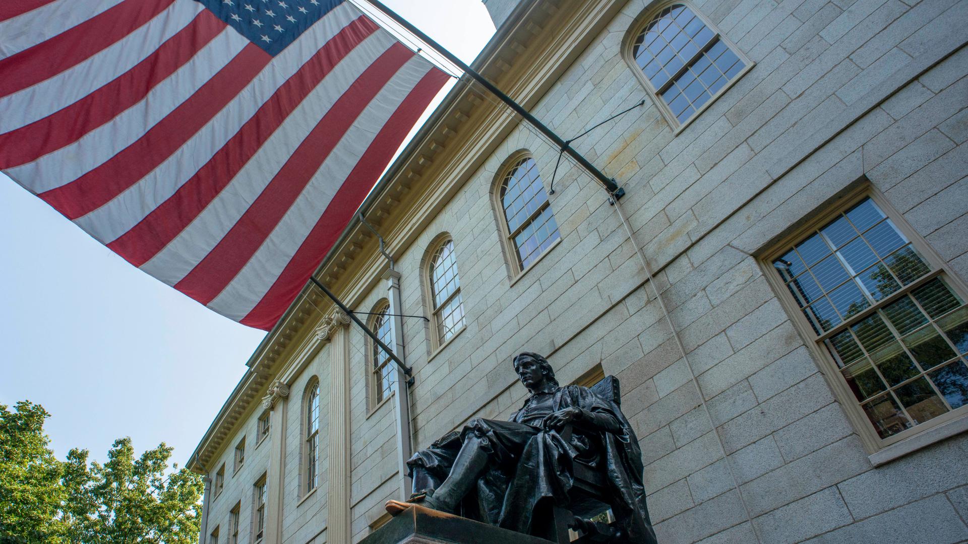Symbolbild: John Harvard-Statue von Daniel Chester French auf dem Campus der Harvard Universität
