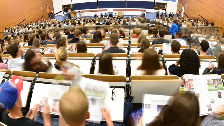 Archiv: Studenten nehmen am 13.10.2014 in Heidelberg in einem Hörsaal der Universität an einer Erstsemester-Veranstaltung teil.
