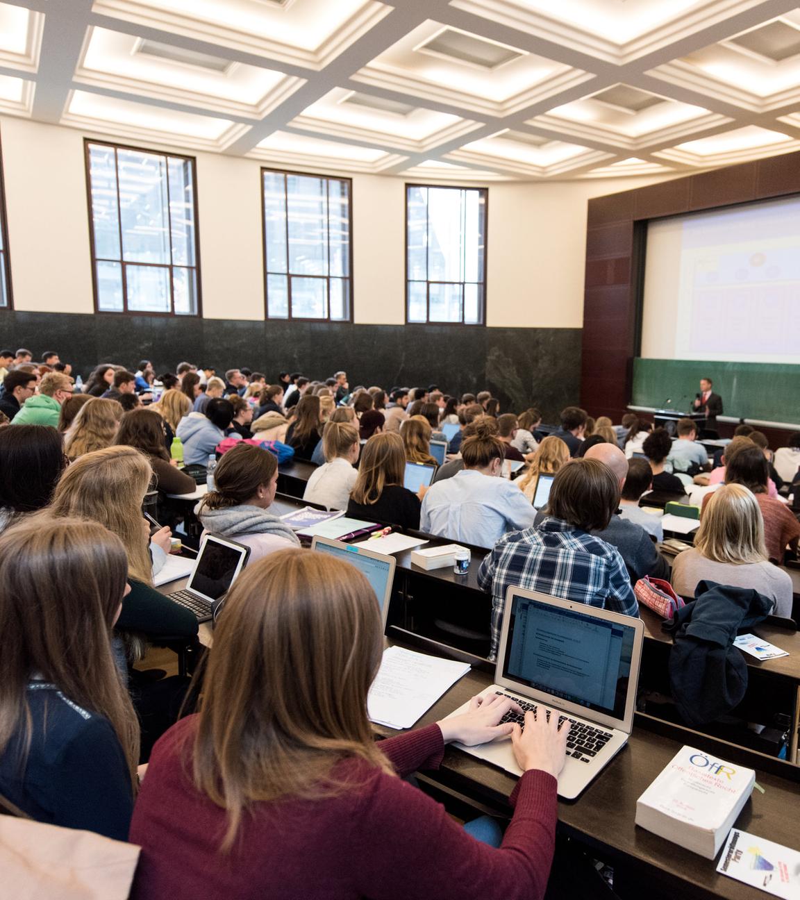 Studenten während einer Vorlesung im Hörsaal