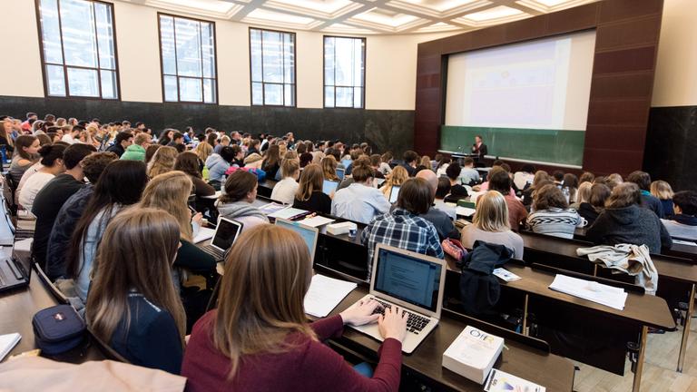 Studenten während einer Vorlesung im Hörsaal