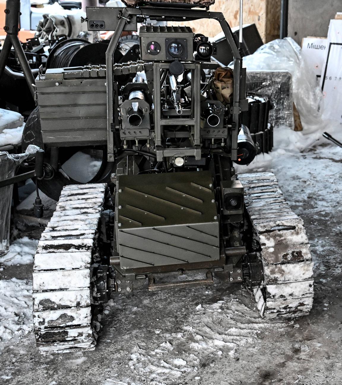 Die unbemannte robotische Bodenplattform „Gnom“, entwickelt für Überwachungs- und Aufklärungsaufgaben, den Transport von Munition und Versorgungsgütern sowie die Evakuierung Verwundeter, ist am 19. Januar 2026 in einer Werkstatt in der Ukraine zu sehen.
