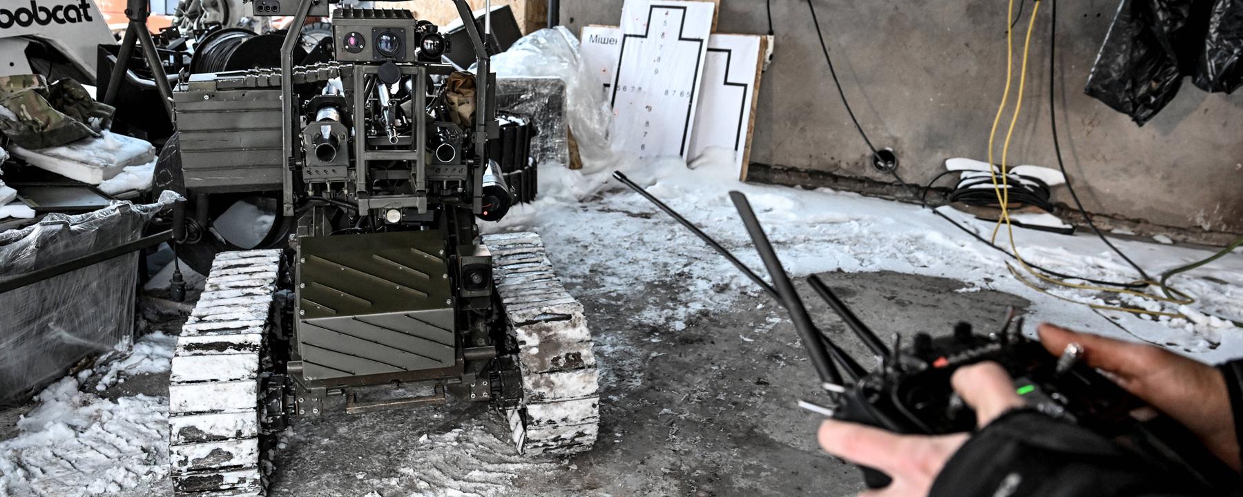 Die unbemannte robotische Bodenplattform „Gnom“, entwickelt für Überwachungs- und Aufklärungsaufgaben, den Transport von Munition und Versorgungsgütern sowie die Evakuierung Verwundeter, ist am 19. Januar 2026 in einer Werkstatt in der Ukraine zu sehen.