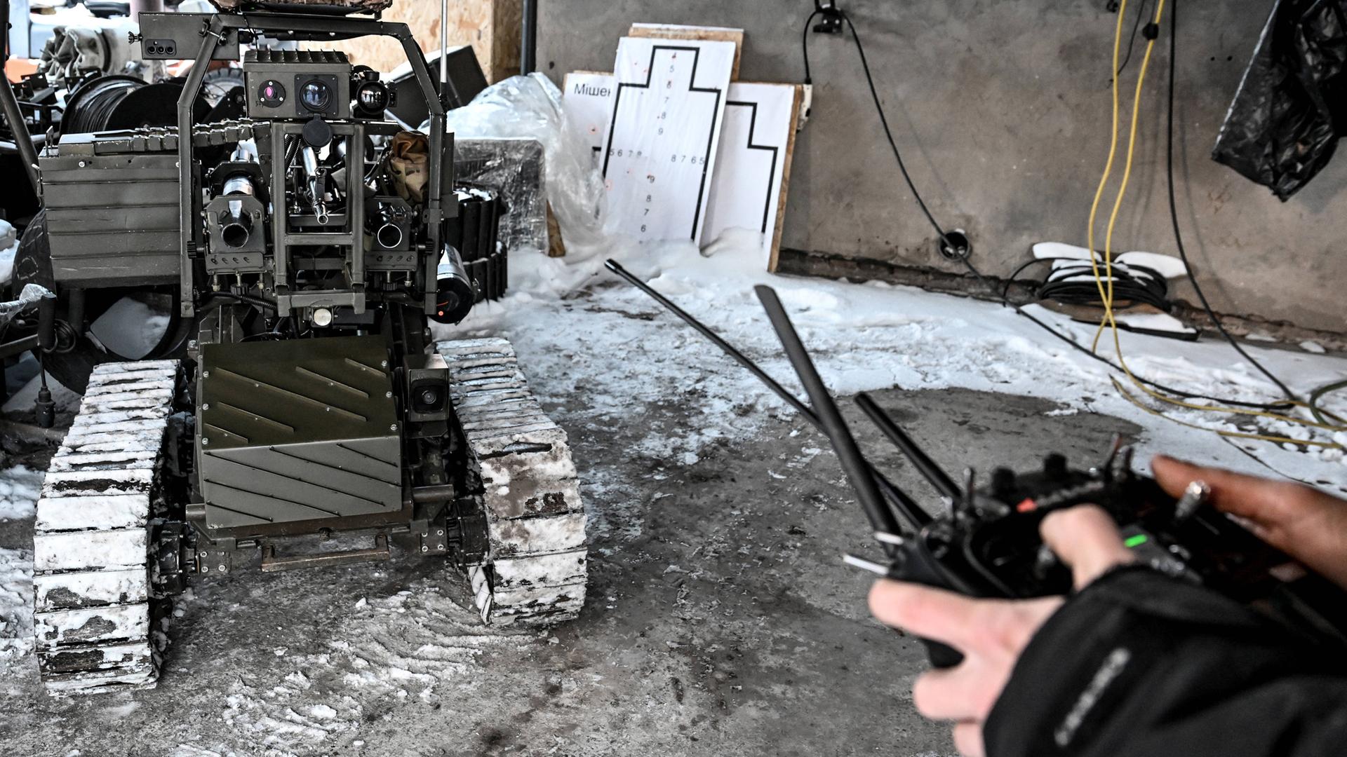 Die unbemannte robotische Bodenplattform „Gnom“, entwickelt für Überwachungs- und Aufklärungsaufgaben, den Transport von Munition und Versorgungsgütern sowie die Evakuierung Verwundeter, ist am 19. Januar 2026 in einer Werkstatt in der Ukraine zu sehen.