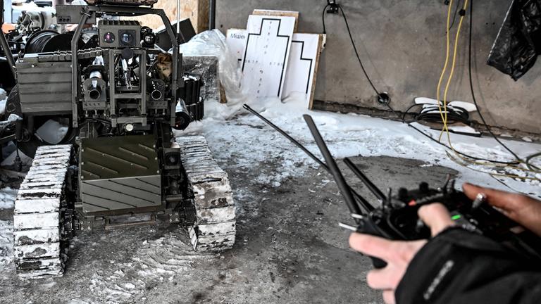 Die unbemannte robotische Bodenplattform „Gnom“, entwickelt für Überwachungs- und Aufklärungsaufgaben, den Transport von Munition und Versorgungsgütern sowie die Evakuierung Verwundeter, ist am 19. Januar 2026 in einer Werkstatt in der Ukraine zu sehen.