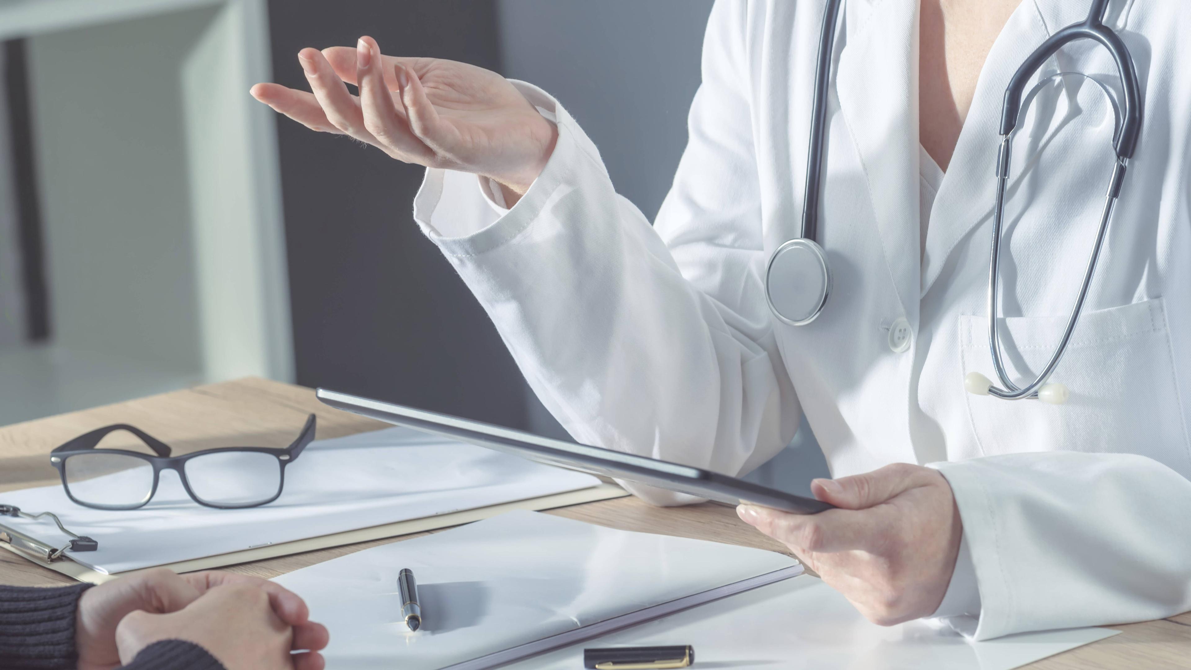 Arzt und Patient im Behandlungsgespräch