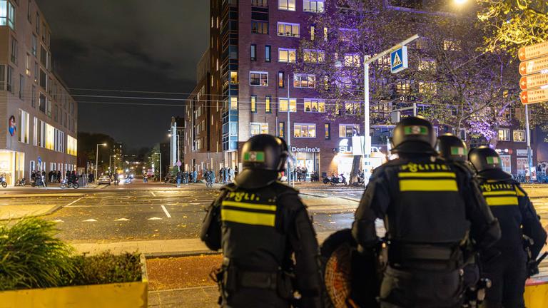 Polizisten sind auf dem Plein 40-45 in Amsterdam Nieuw-West im Einsatz.