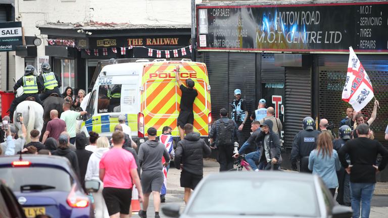 Großbritannien, Sunderland: Menschen protestieren im Stadtzentrum von Sunderland nach den Messerattacken vom Montag in Southport. Archivbild