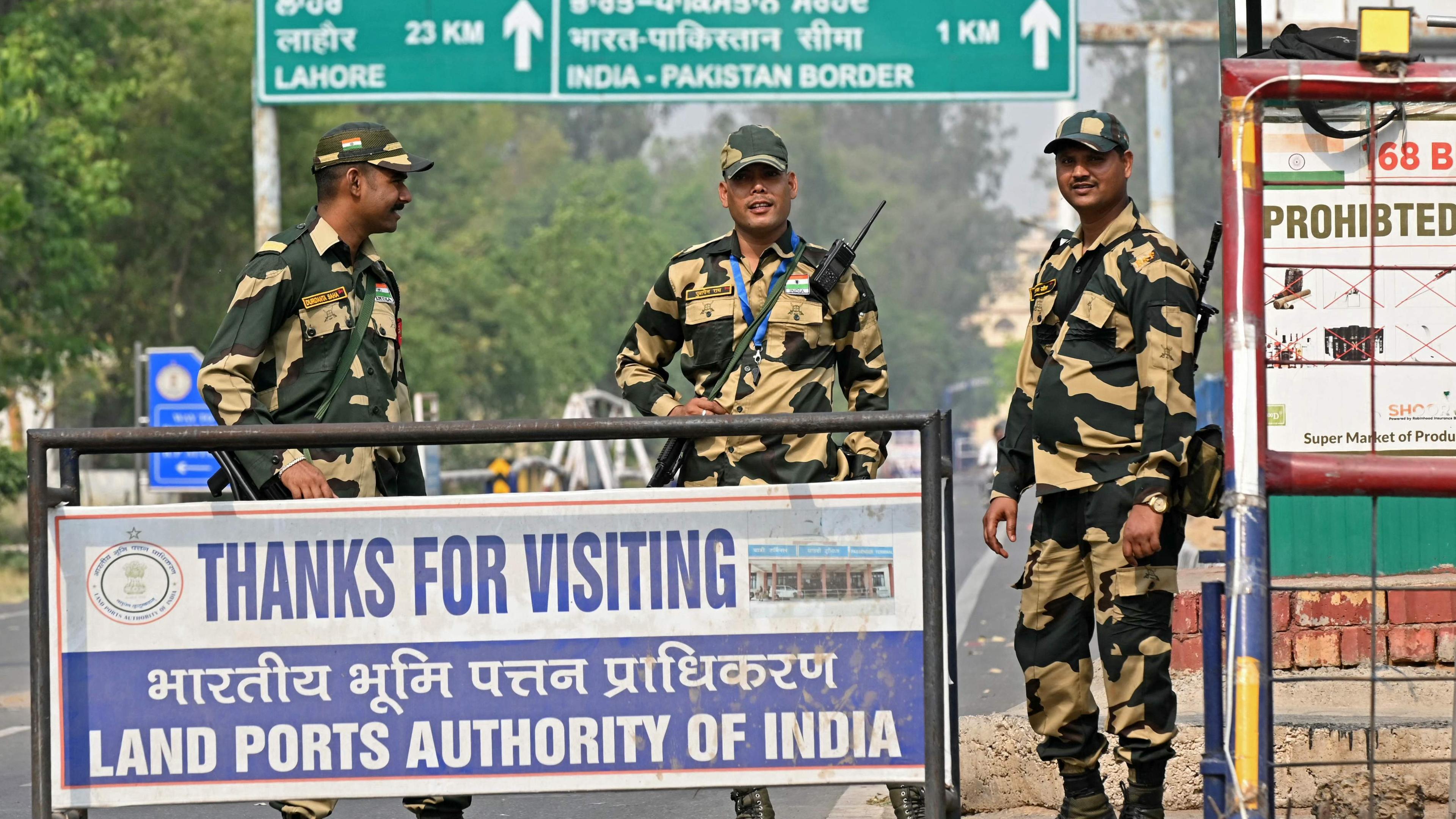 Soldaten der indischen Grenzschutztruppe (BSF) stehen am 1. Mai 2025 in der Nähe des indisch-pakistanischen Grenzpostens Wagah, etwa 35 km von Amritsar entfernt, Wache. 