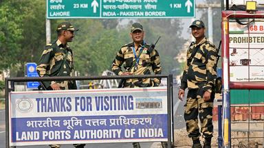 Soldaten der indischen Grenzschutztruppe (BSF) stehen am 1. Mai 2025 in der Nähe des indisch-pakistanischen Grenzpostens Wagah, etwa 35 km von Amritsar entfernt, Wache. 