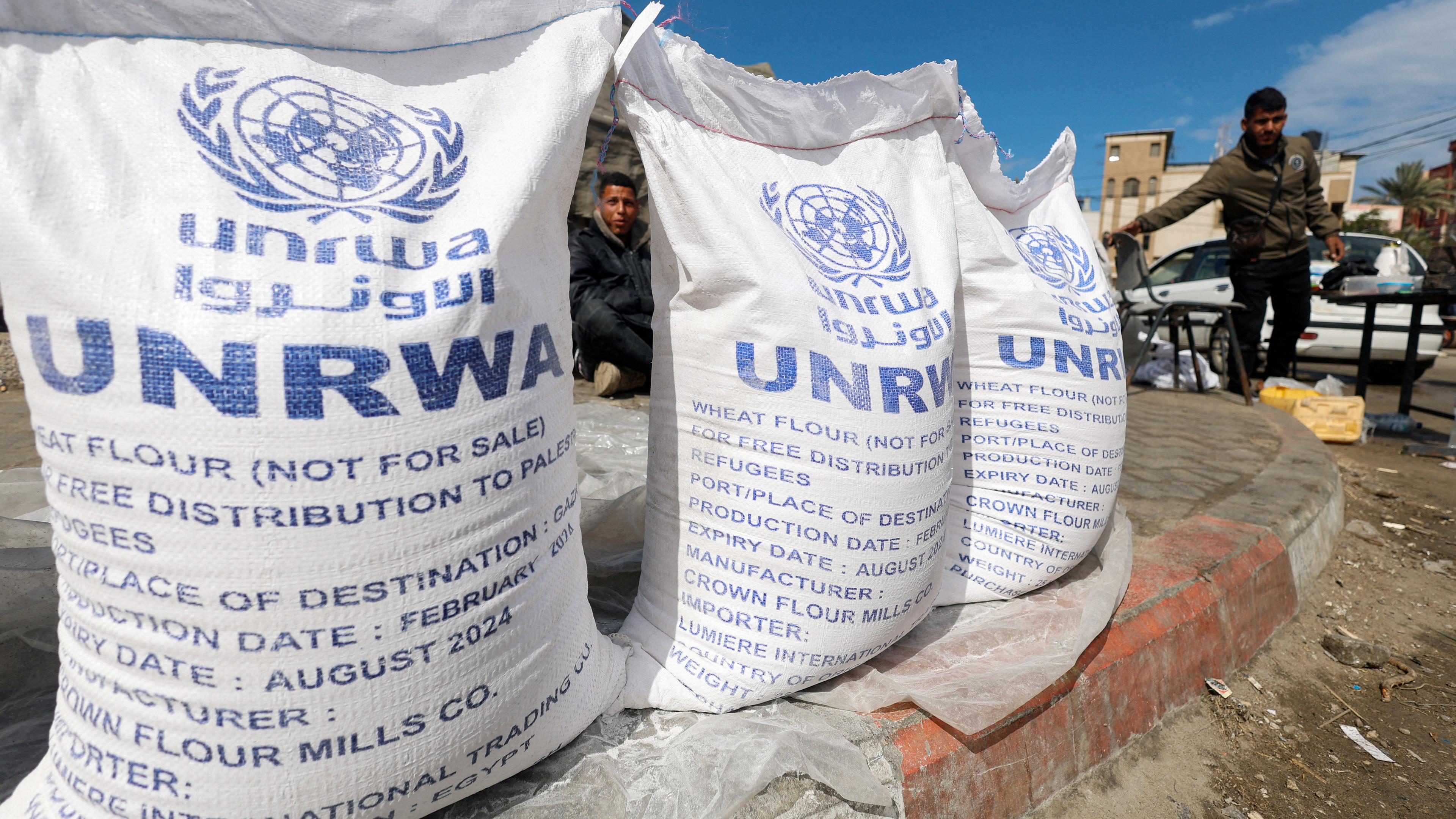 Vertriebene Palästinenser warten in Rafah auf Hilfe vom Palästinenserhilfswerk der Vereinten Nationen