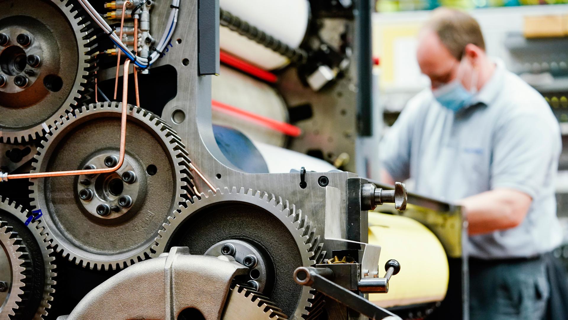 Ein Mitarbeiter montiert im Stammwerk der Heidelberger Druckmaschinen AG ein Druckwerk vom Typ Speedmaster 102.