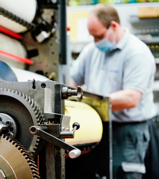 Ein Mitarbeiter montiert im Stammwerk der Heidelberger Druckmaschinen AG ein Druckwerk vom Typ Speedmaster 102.