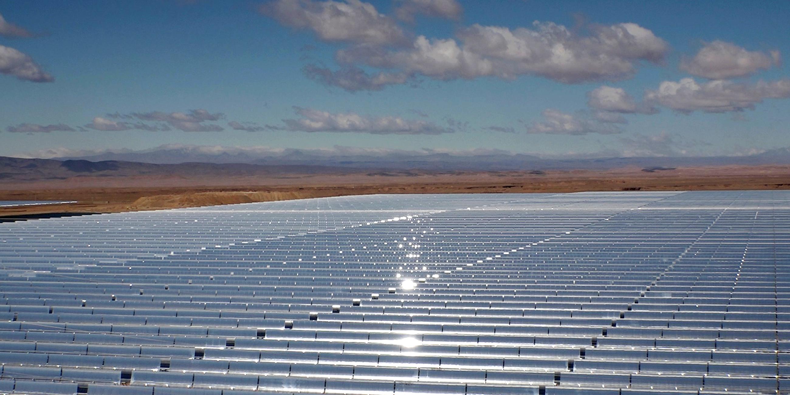 "Unter Strom - Energie von morgen": Kollektoren eines Sonnenwärmekraftwerks in der Wüste.