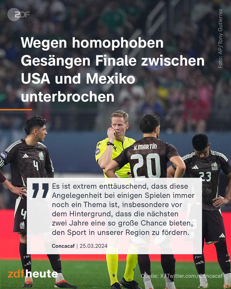 Spieler der mexikanischen Nationalmannschaft und der Schiedrichter auf dem Feld