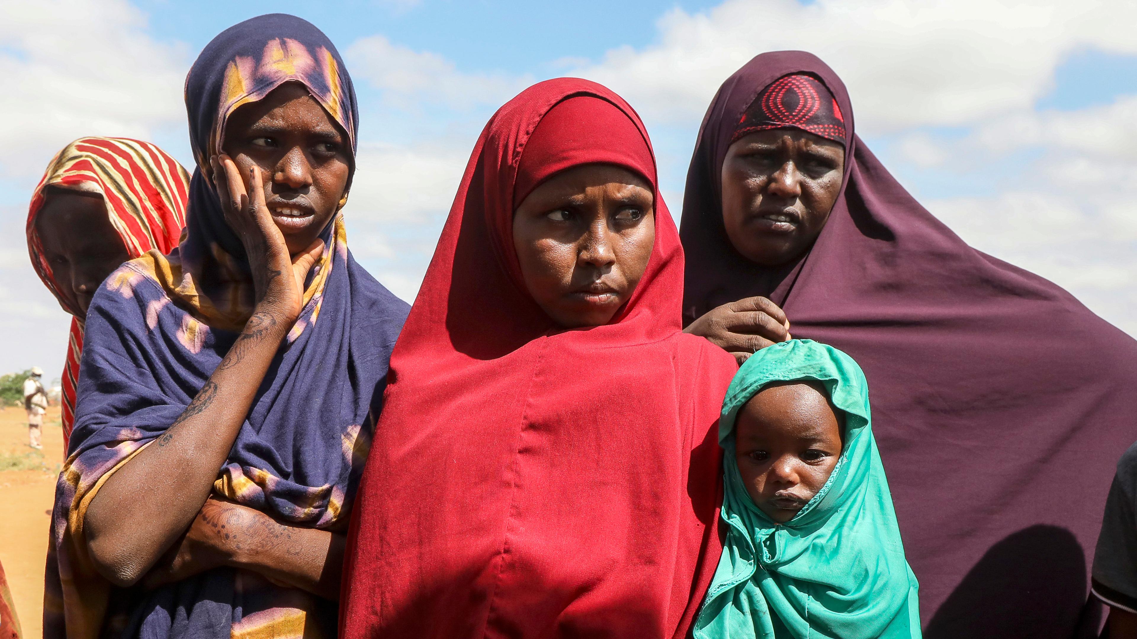 Frauen warten in einer behelfsmäßigen mobilen Klinik im Binnenvertriebenenlager Kaharey am Rande von Dollow, einer Grenzstadt zwischen Somalia und Äthiopien, auf ärztliche und ernährungswissenschaftliche Untersuchungen, um ihre Kinder vor Unterernährung zu schützen, 29.01.2024