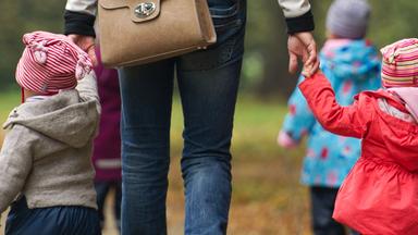 Archiv: Eine Frau geht am 07.10.2013 in Dresden mit mehreren Kindern spazieren.