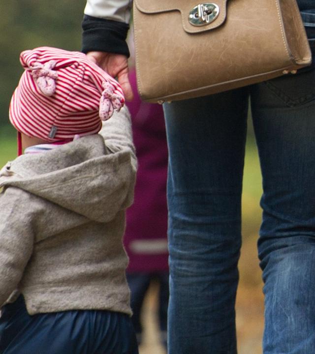 Archiv: Eine Frau geht am 07.10.2013 in Dresden mit mehreren Kindern spazieren.