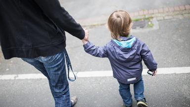 Nordrhein-Westfalen, Dortmund: Eine Mutter hält ihren Sohn an der Hand. Archivbild