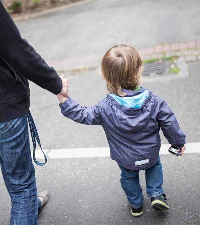 Nordrhein-Westfalen, Dortmund: Eine Mutter hält ihren Sohn an der Hand. Archivbild