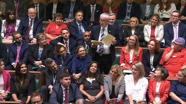 Großbritannien, London: Sir Lindsay Hoyle (M) spricht zu den Abgeordneten, als er die Rolle des Sprechers übernimmt, der für die Debatten im Unterhaus im Palast von Westminster verantwortlich ist.