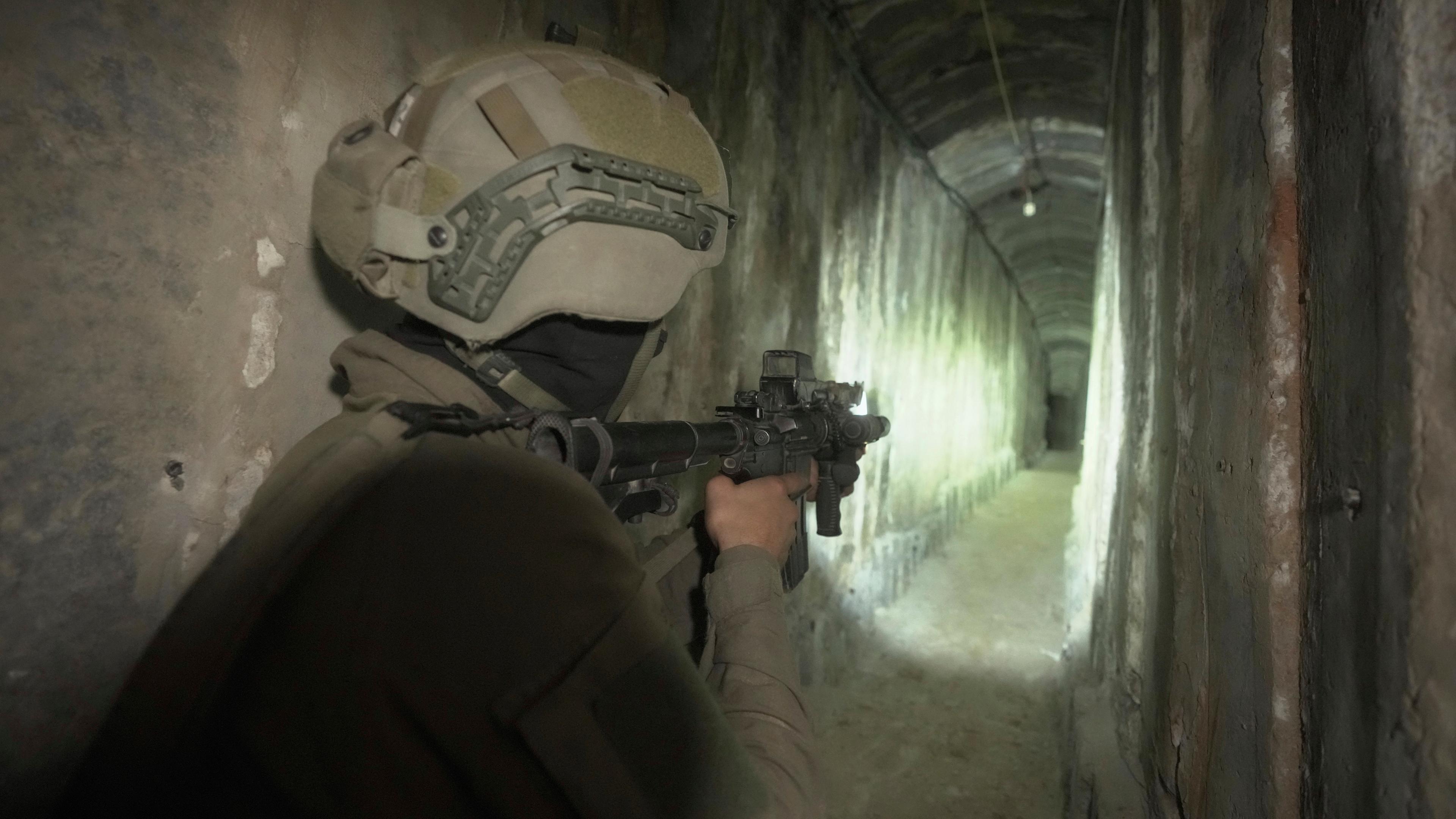 Israelische Soldaten zeigen den Medien einen unterirdischen Tunnel, der unter dem Schifa-Krankenhaus in Gaza-Stadt gefunden wurde. (22.11.2023)