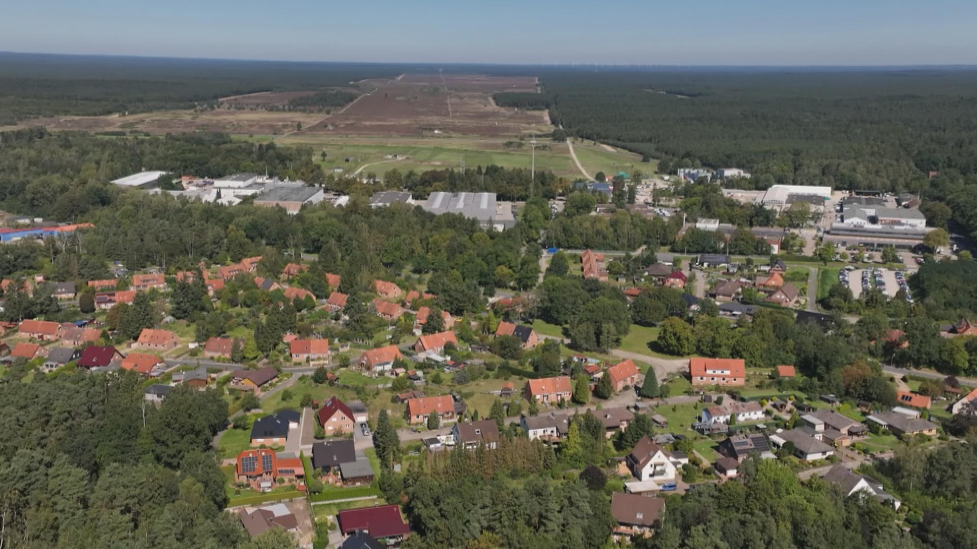 Auf dem Bild ist das Dorf Unterlüß von oben zu sehen.
