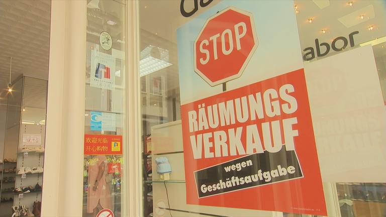 Geschäft mit Plakat "Räumungsverkauf"