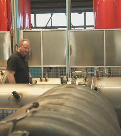 Thomas Prinz steht vor seiner Erfindung