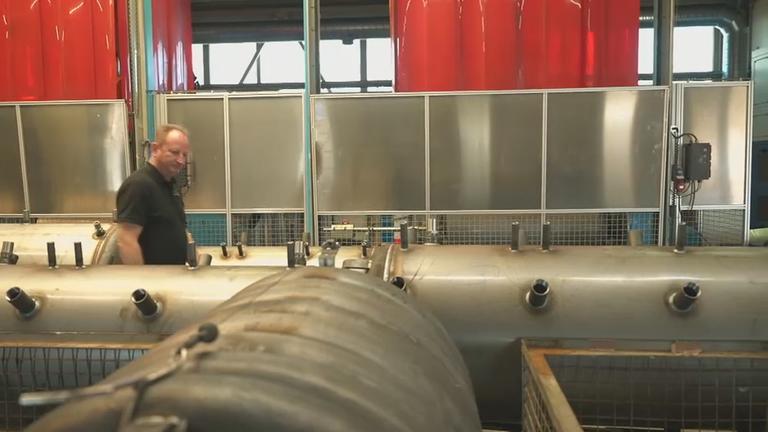 Thomas Prinz steht vor seiner Erfindung